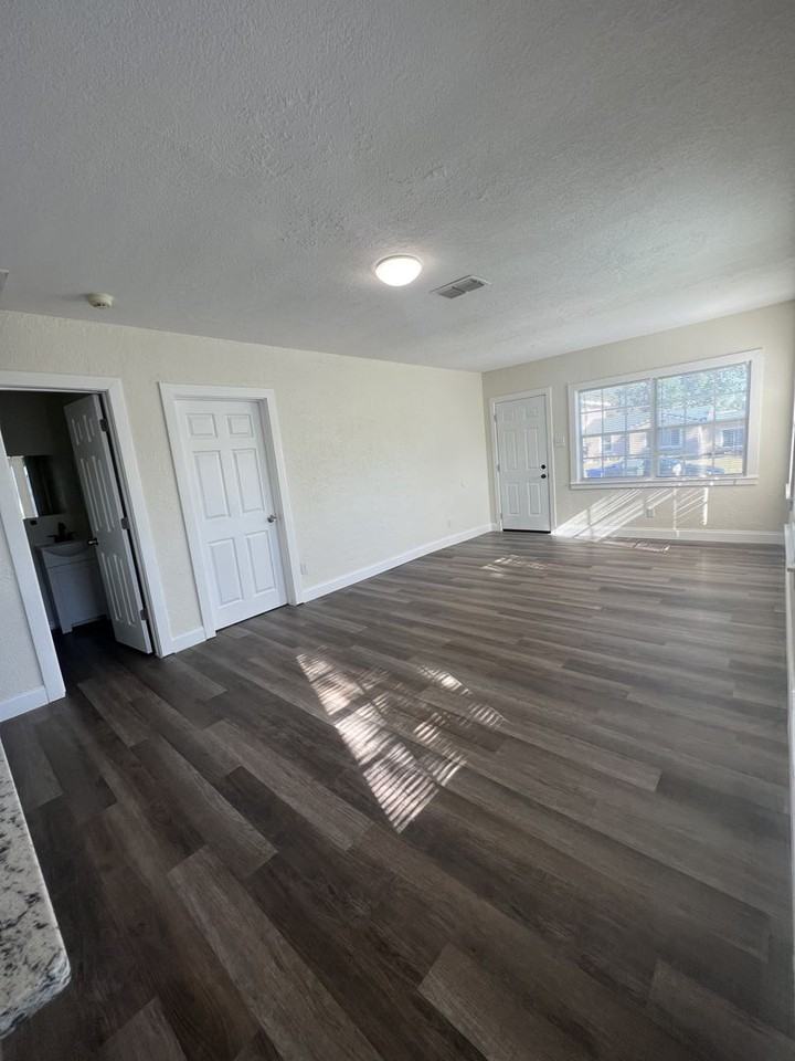 617 Lakehurst St - Photo 4 of 13
