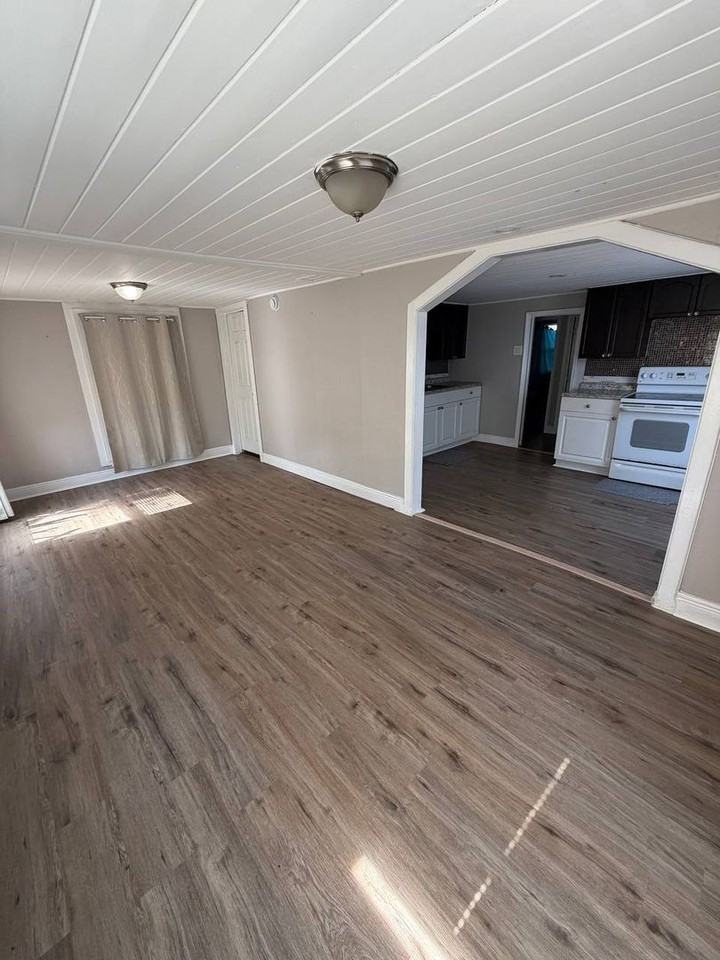 1035 N Davis Ave - Photo 2 of 10