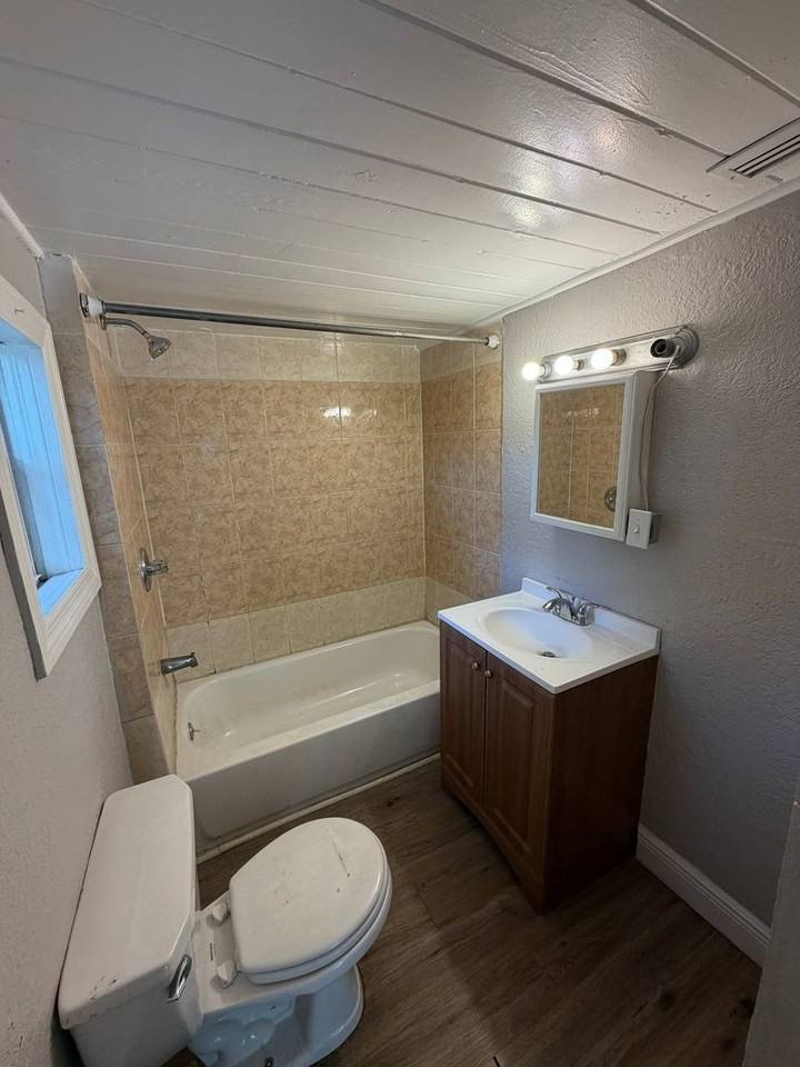 1035 N Davis Ave - Photo 3 of 10