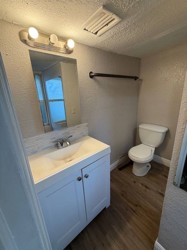 1035 N Davis Ave - Photo 4 of 10
