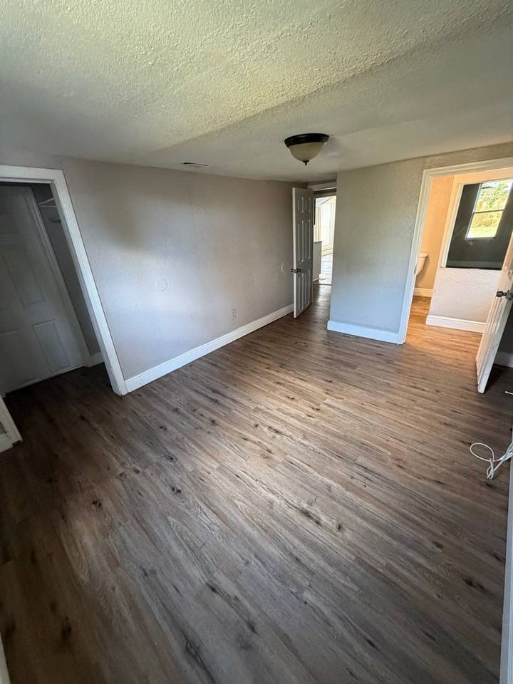 1035 N Davis Ave - Photo 7 of 10