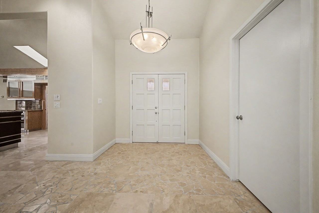 3172 Bel Air Dr - Photo 4 of 37