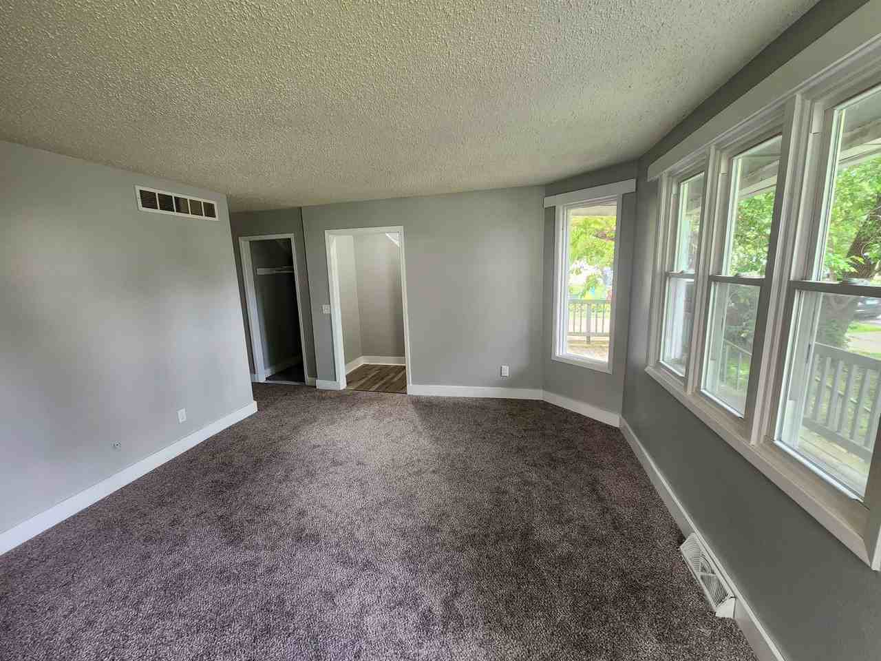 621 W 15th St - Photo 6 of 30