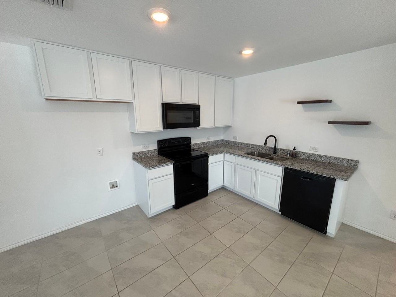206 Sunflower St - Photo 5 of 24