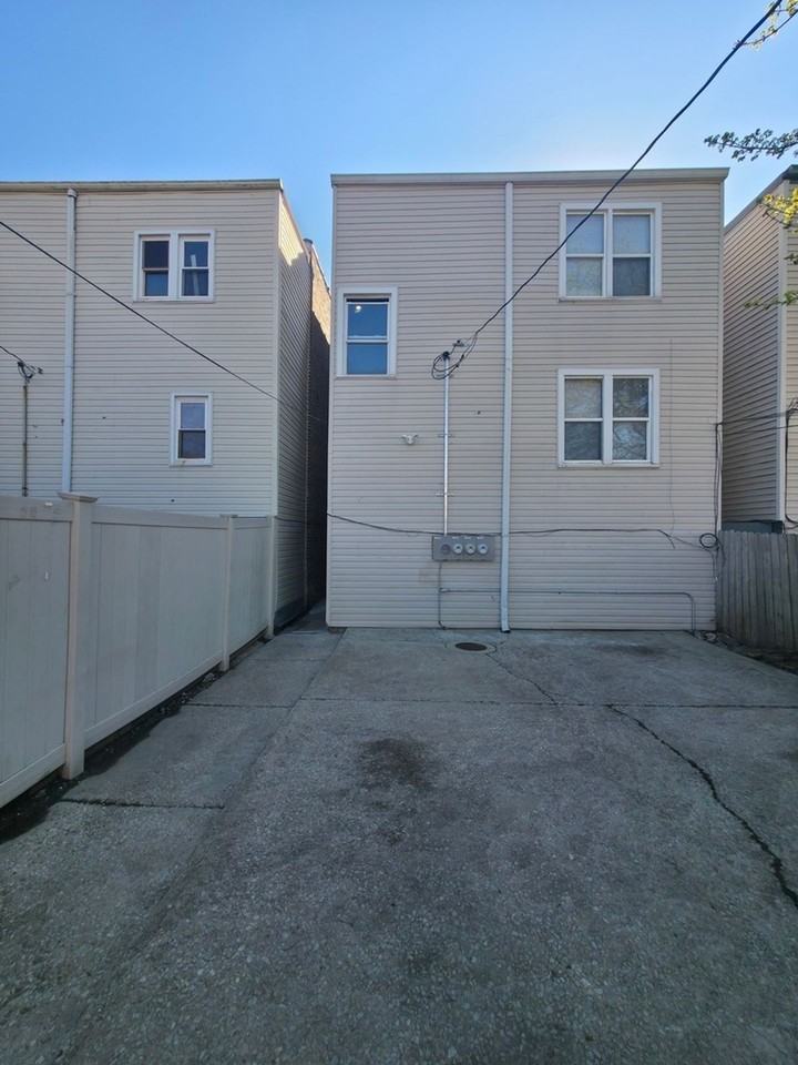 1748 N Keystone Ave - Photo 3 of 48