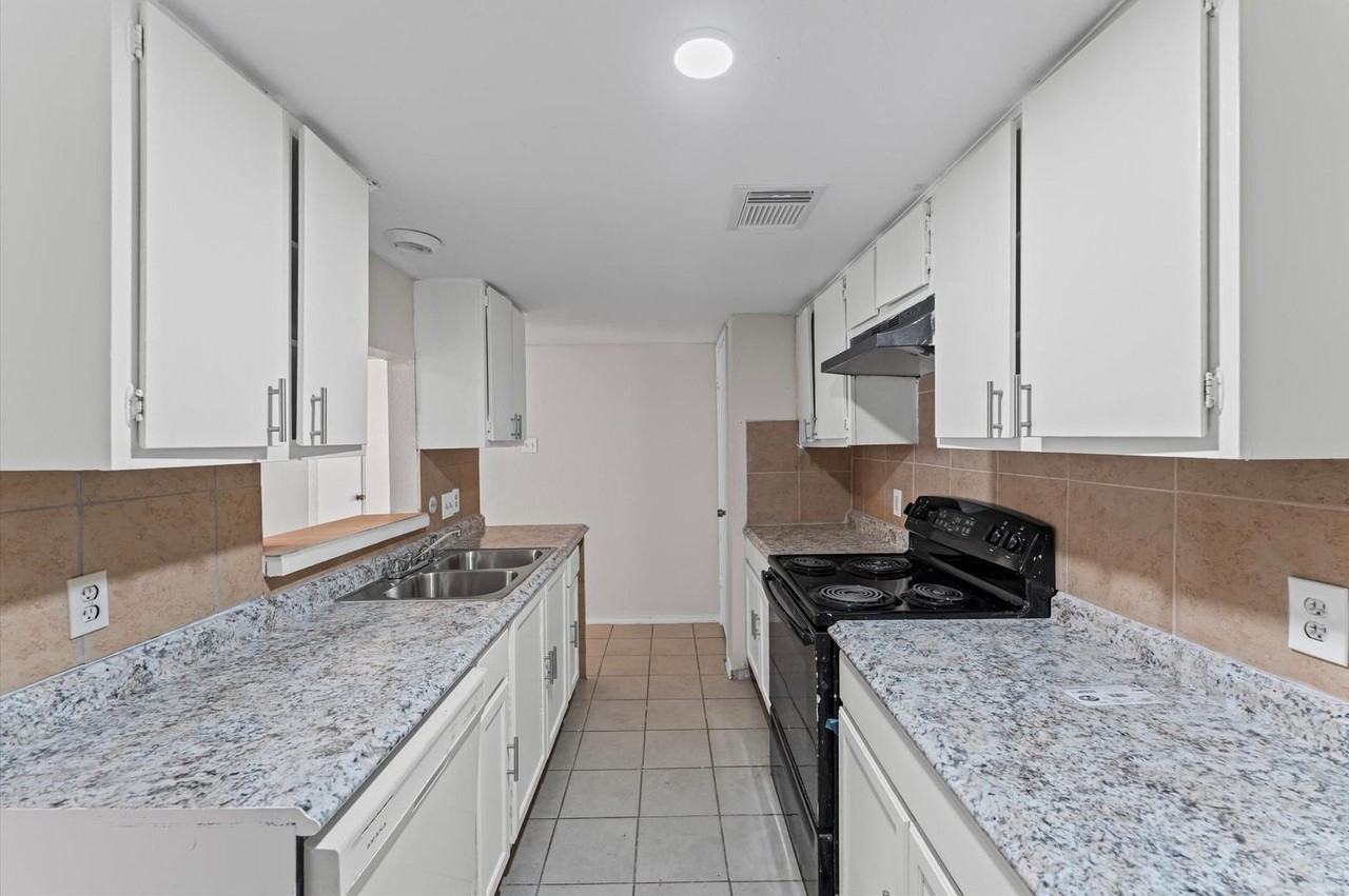 12208 Ormandy St - Photo 4 of 38
