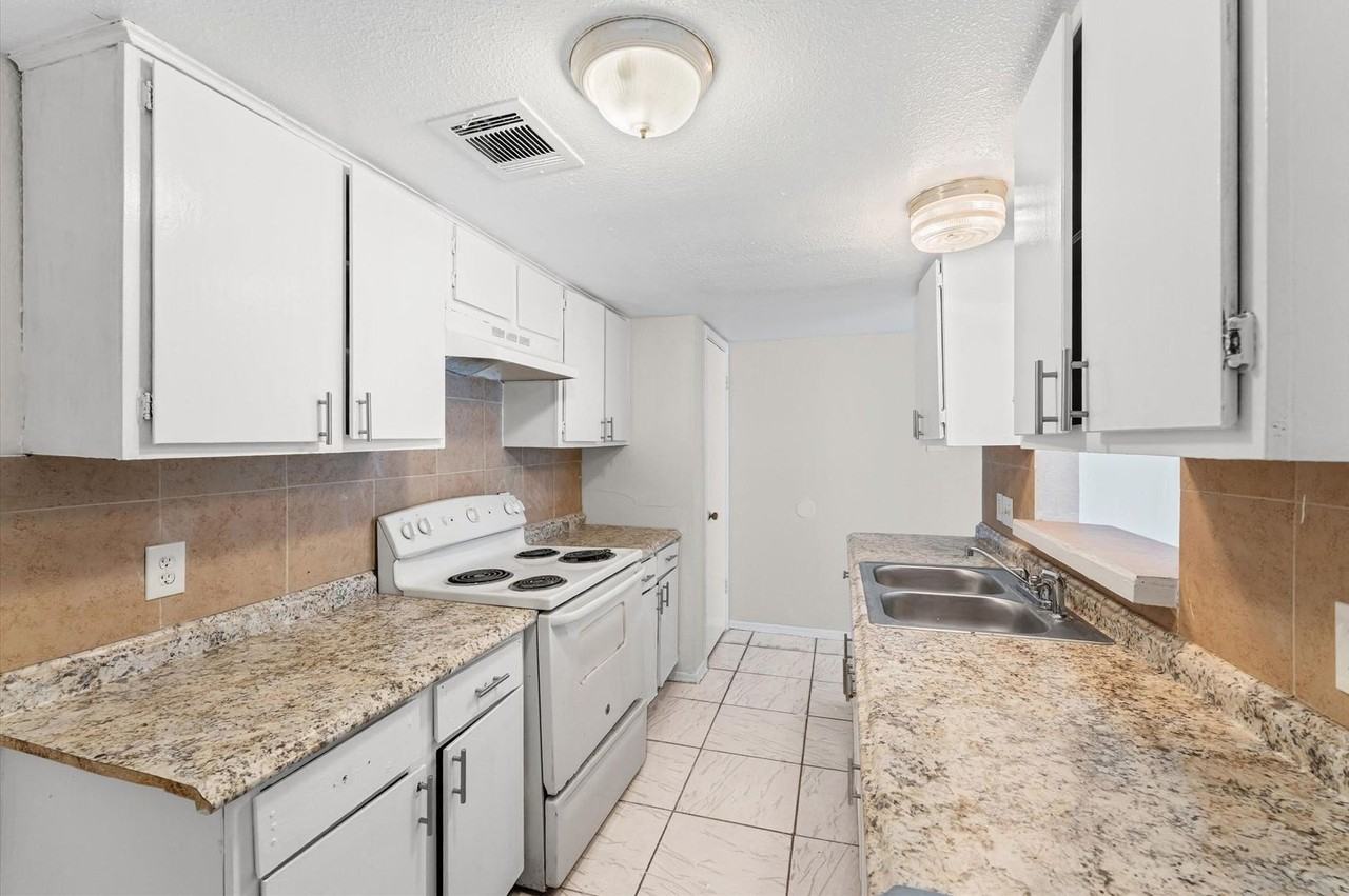 12208 Ormandy St - Photo 5 of 38