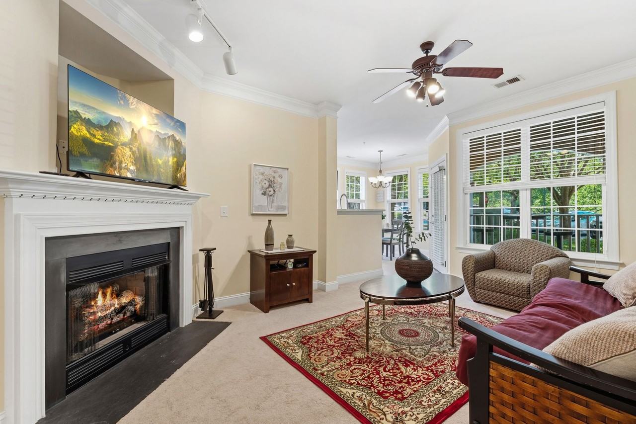 912 Providence Glen Dr - Photo 4 of 22