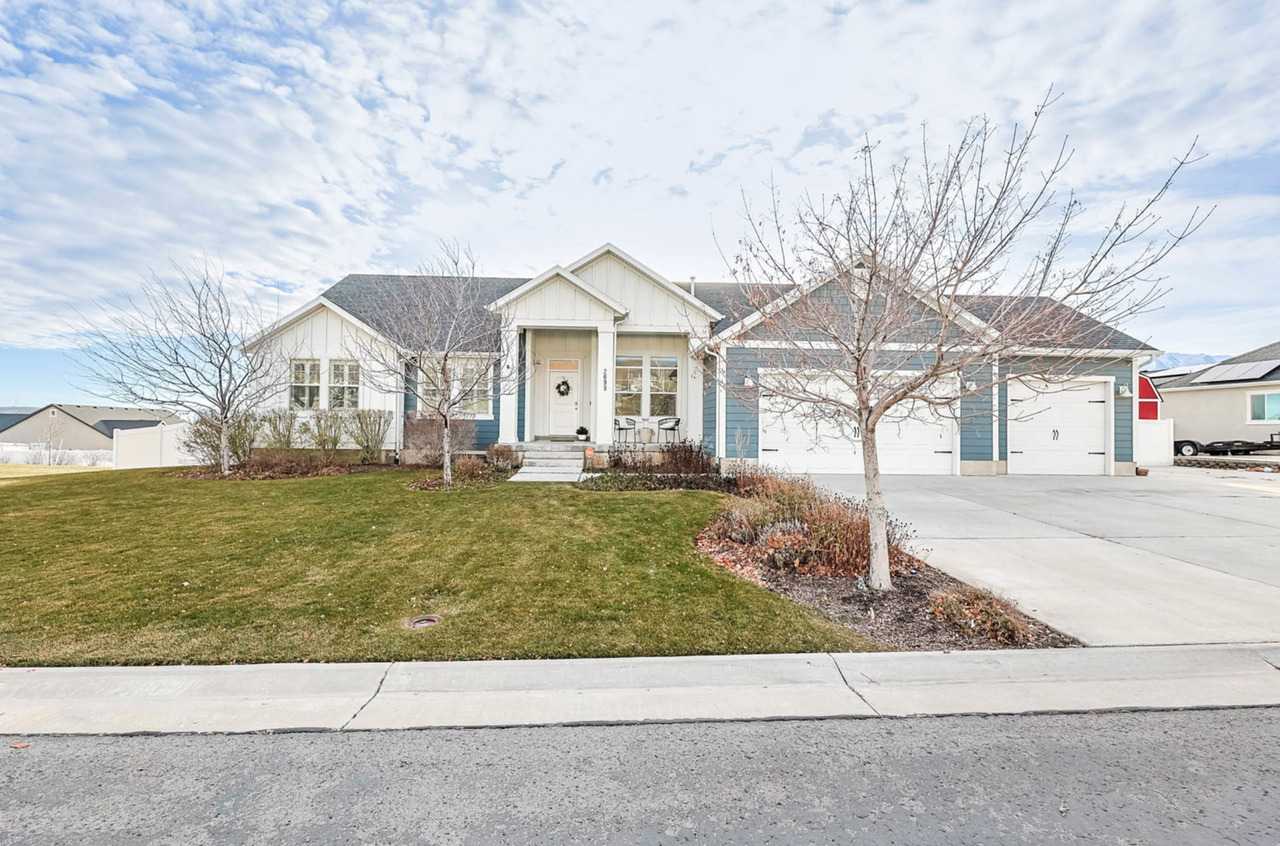 2098 E Elkhorn Rd - Photo 2 of 50
