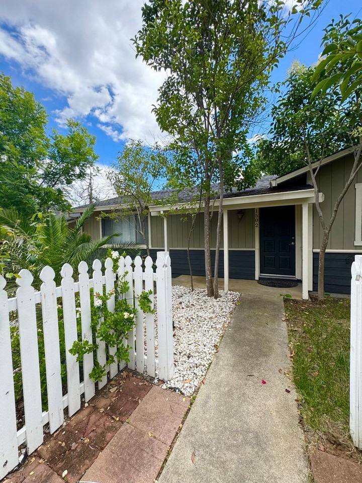 1502 Cottonwood Ave - Photo 2 of 25