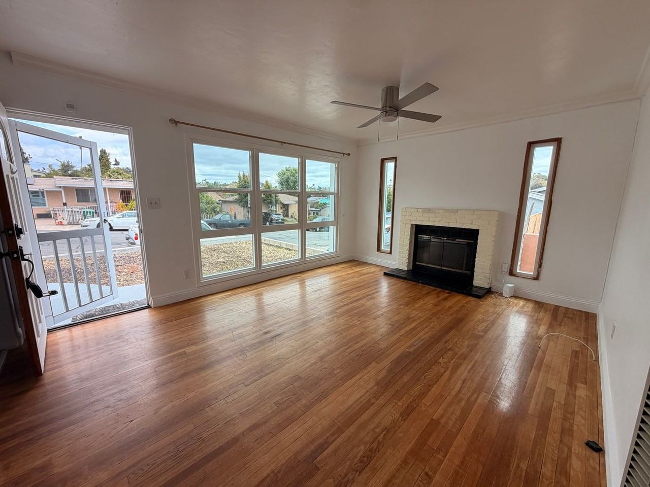 644 Cadman St - Photo 3 of 13