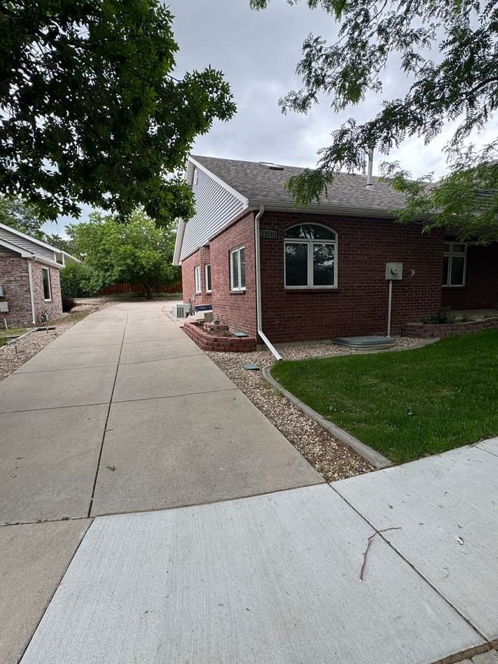 2108 Sherwood Forest Ct - Photo 2 of 30