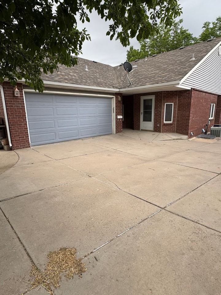 2108 Sherwood Forest Ct - Photo 4 of 30