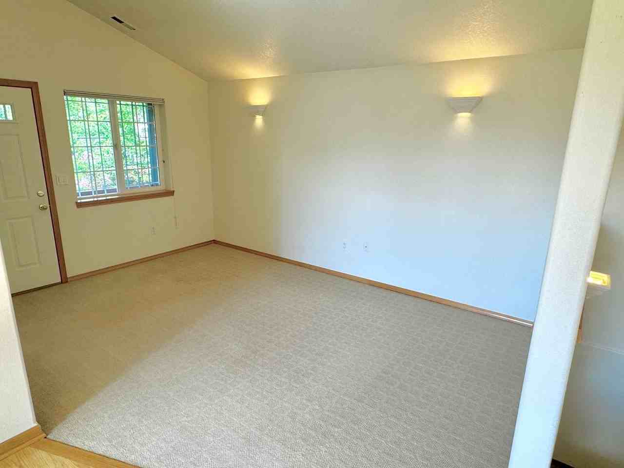 8702 Ne Glisan St - Photo 2 of 32