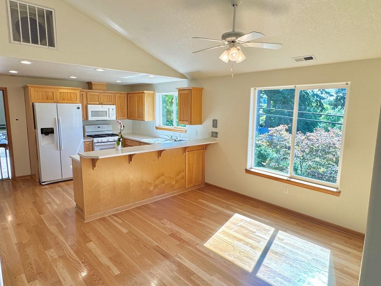 8702 Ne Glisan St - Photo 3 of 32