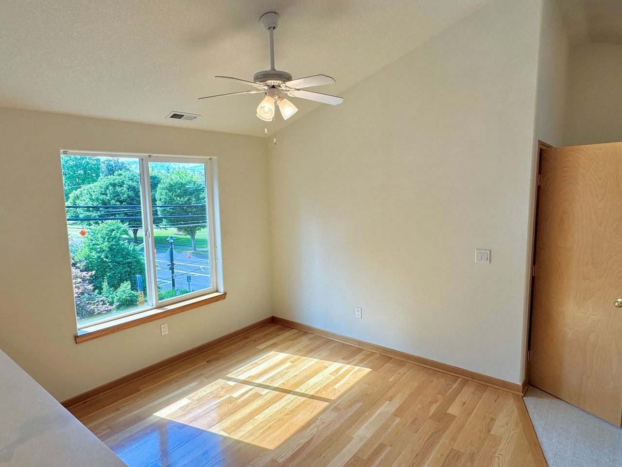 8702 Ne Glisan St - Photo 4 of 32