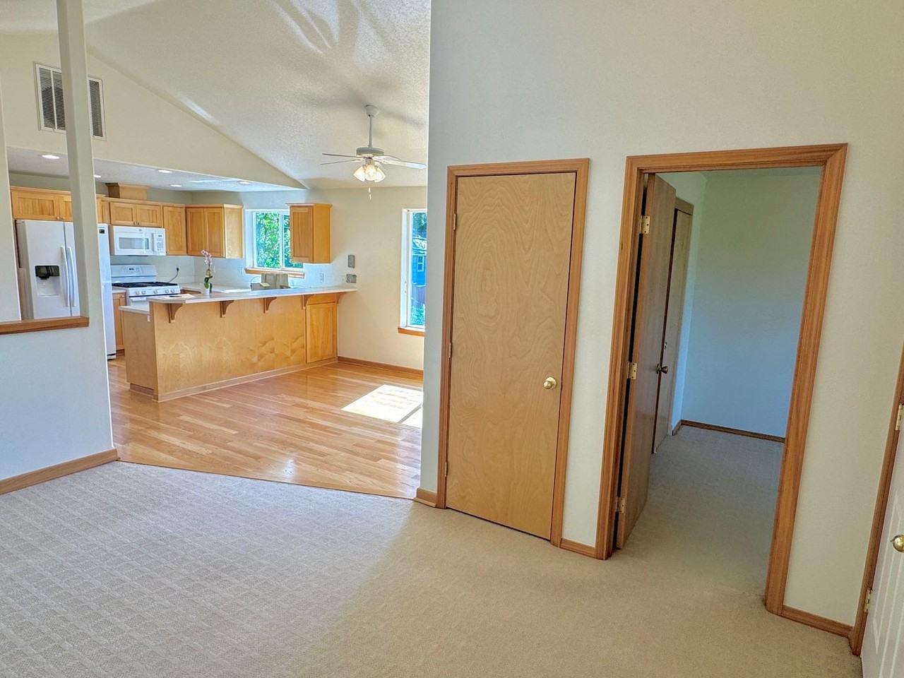 8702 Ne Glisan St - Photo 6 of 32