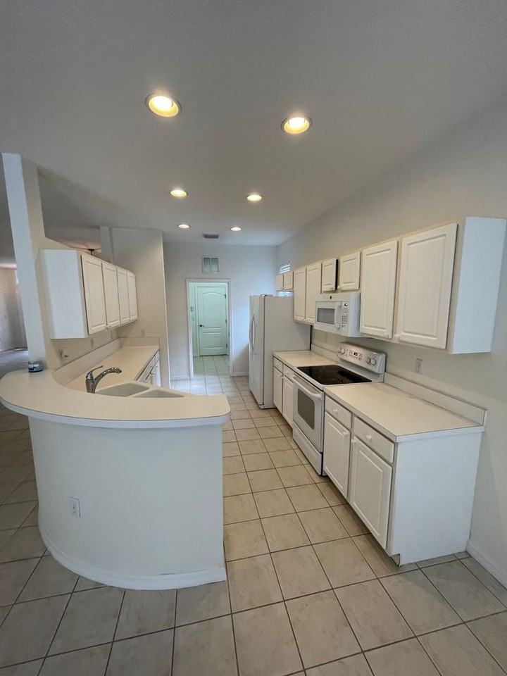 870 Greystone Ln - Photo 2 of 34