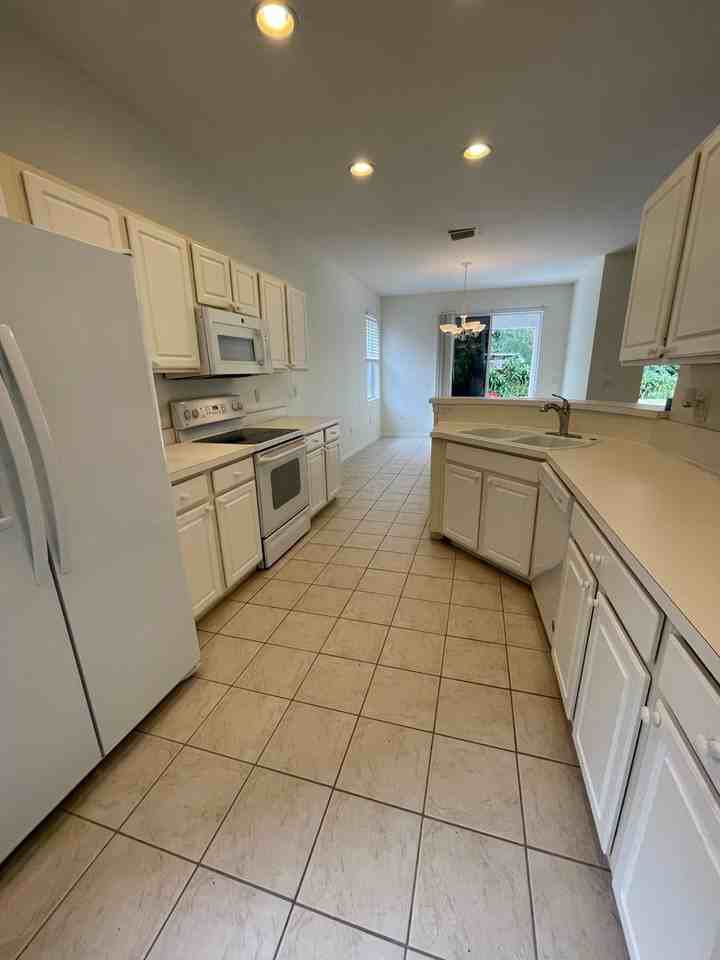 870 Greystone Ln - Photo 3 of 34
