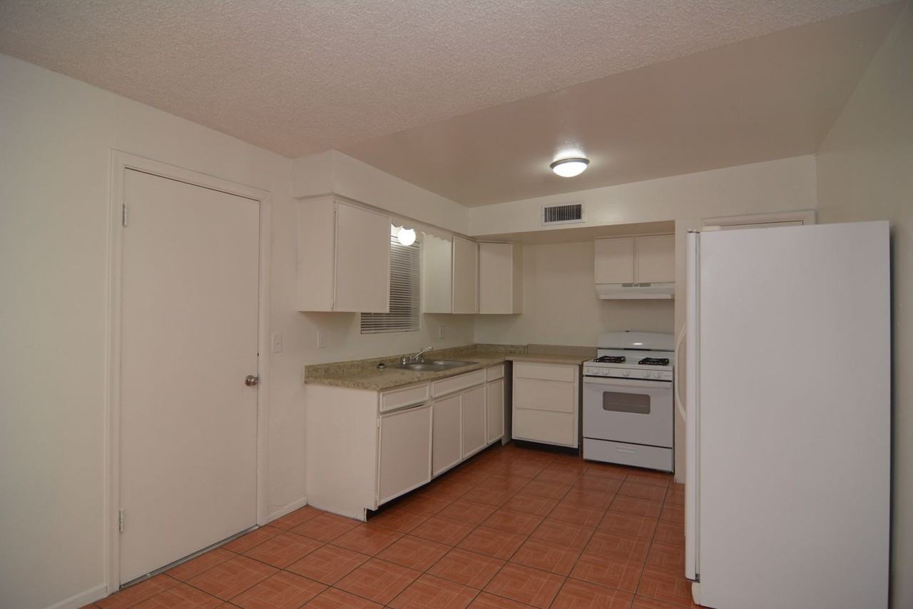 1074 W Pennsylvania St - Photo 5 of 17
