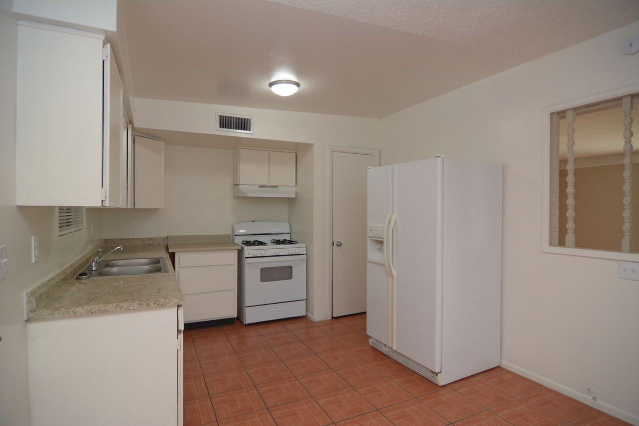 1074 W Pennsylvania St - Photo 6 of 17