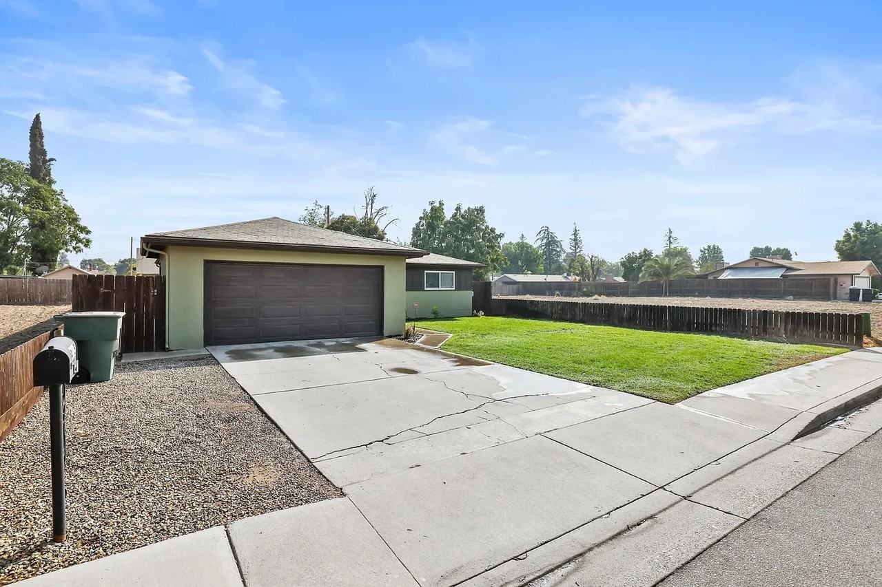 4335 W Tulare Ave - Photo 3 of 29