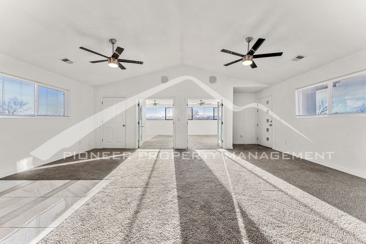 6634 Julian St - Photo 5 of 18