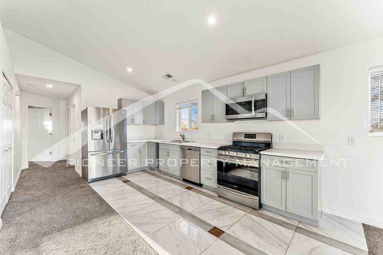 6634 Julian St - Photo 7 of 18