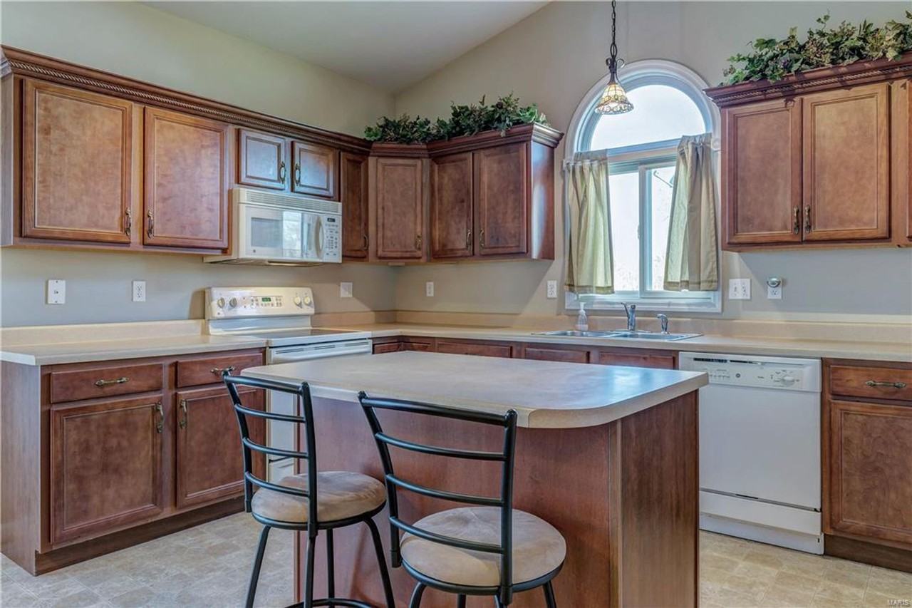 310 Royallsprings Pkwy - Photo 2 of 46