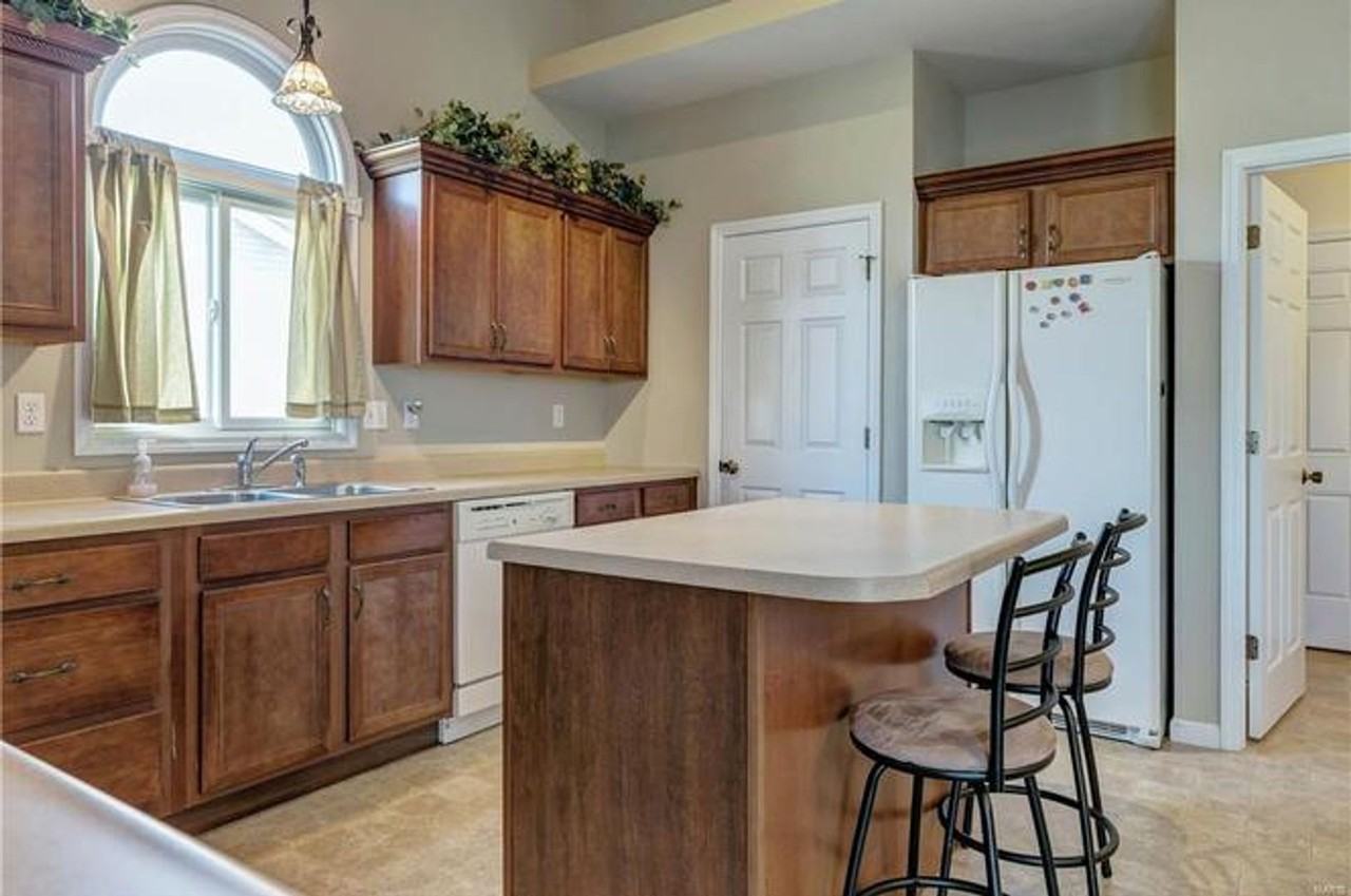 310 Royallsprings Pkwy - Photo 3 of 46