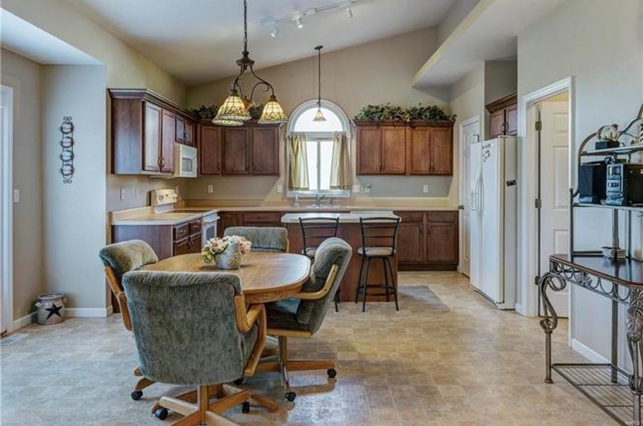 310 Royallsprings Pkwy - Photo 4 of 46