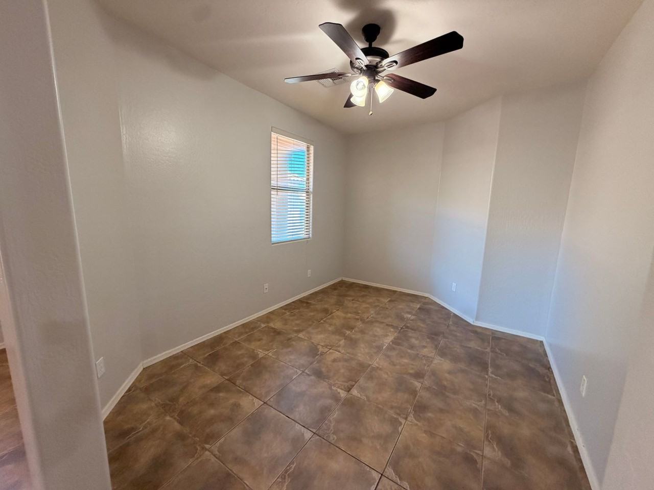17057 W Manchester Dr - Photo 5 of 25