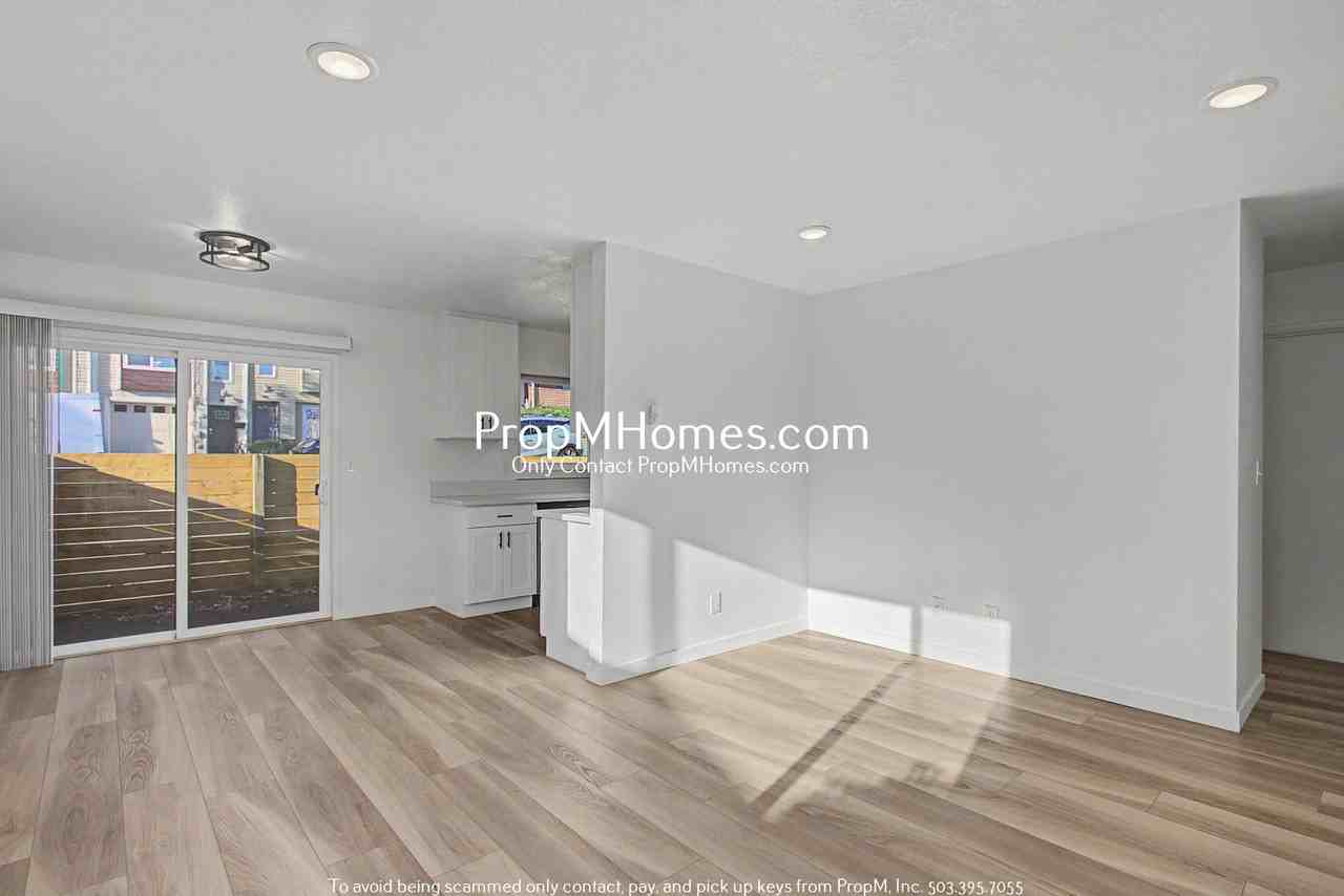 7032 N Burlington Ave - Photo 3 of 22