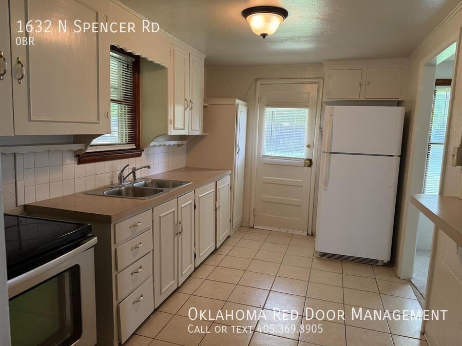 1632 N Spencer Rd - Photo 4 of 12