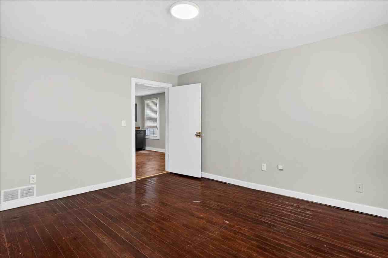 413 E Ormsby Ave - Photo 7 of 28
