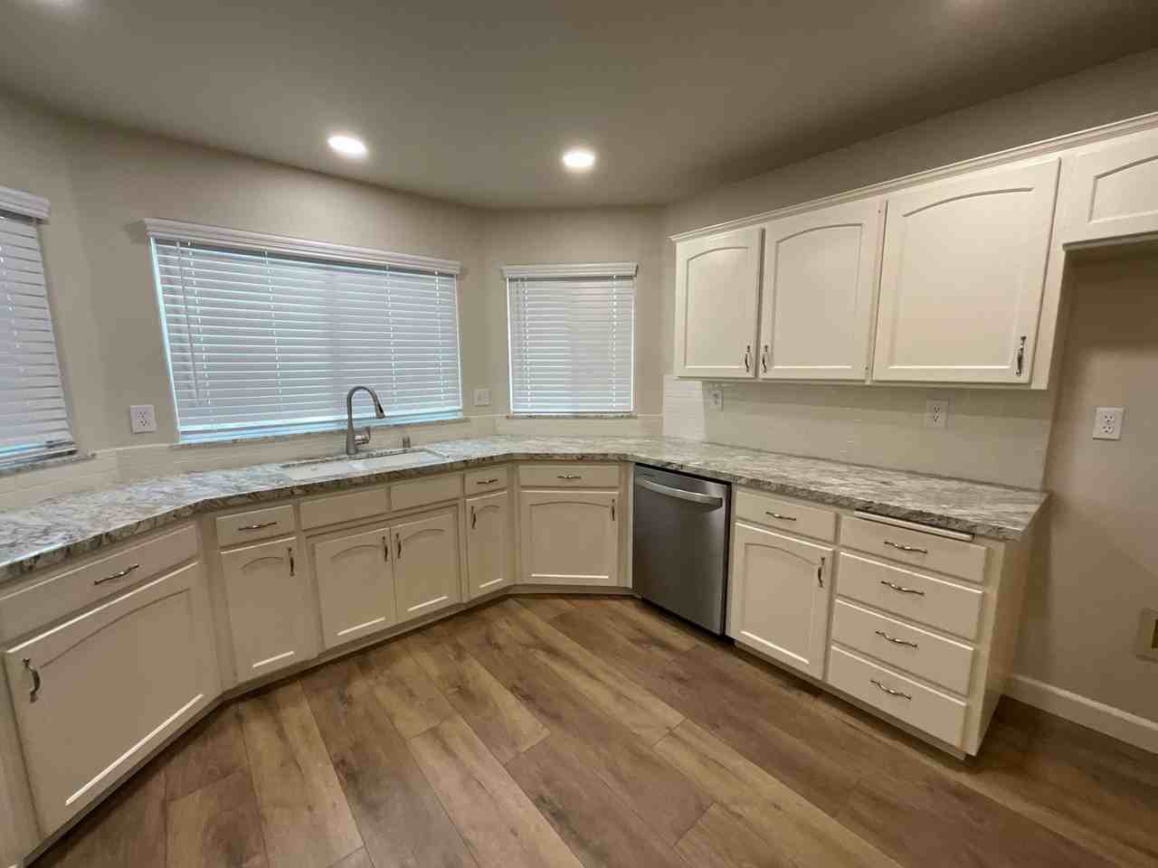 1834 E Lester Ave - Photo 3 of 25