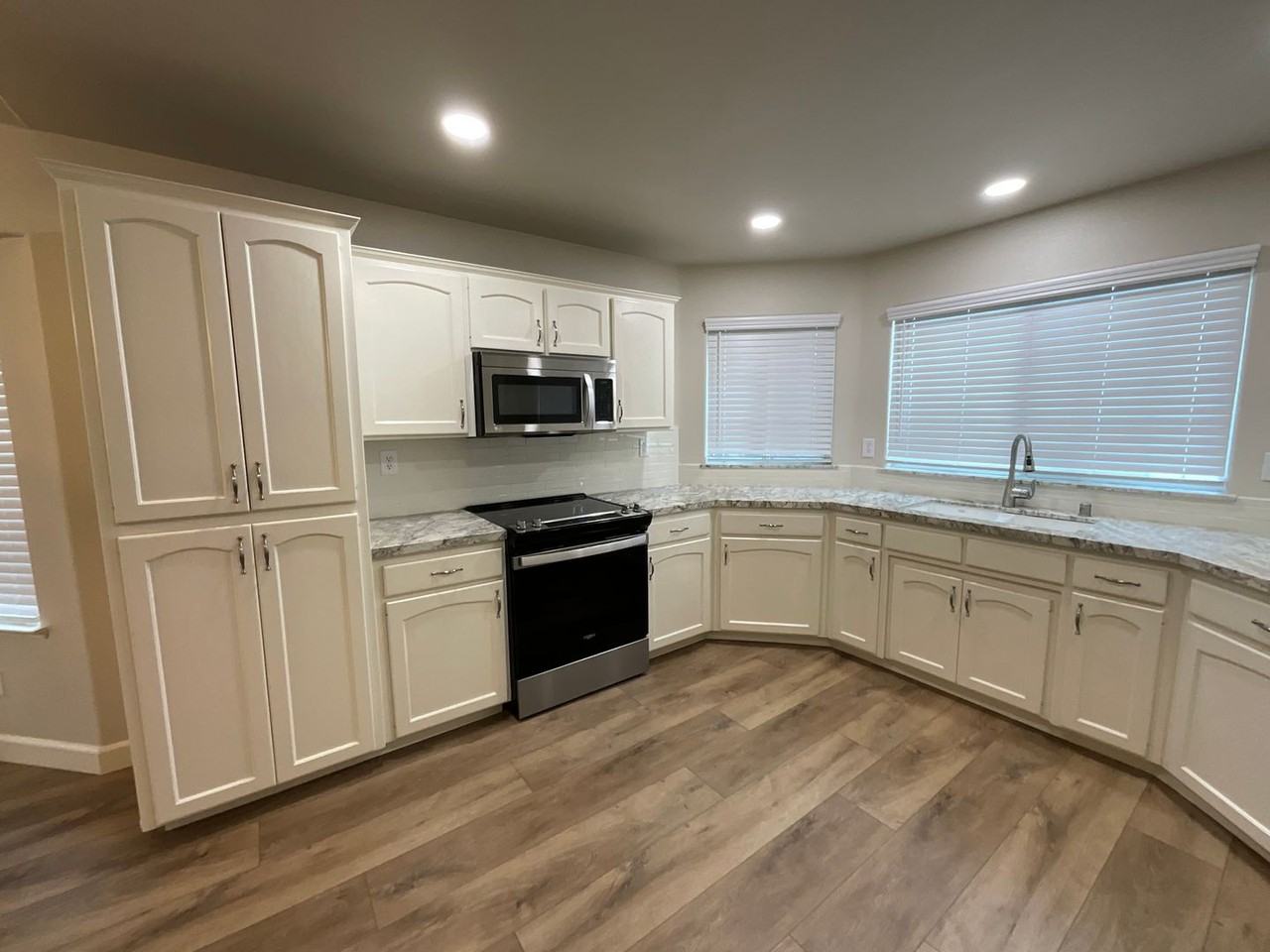 1834 E Lester Ave - Photo 5 of 25
