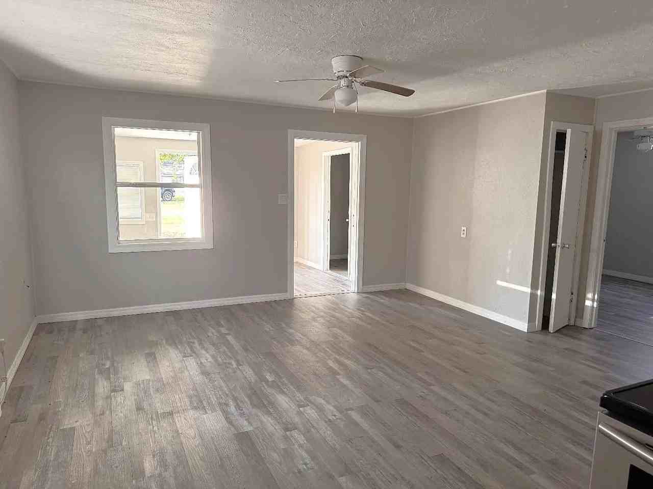 1418 Woodlawn Ave - Photo 4 of 10