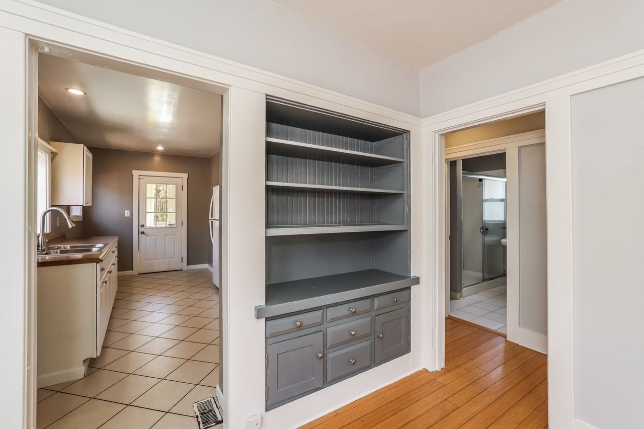 4692 Congress Ave - Photo 4 of 26