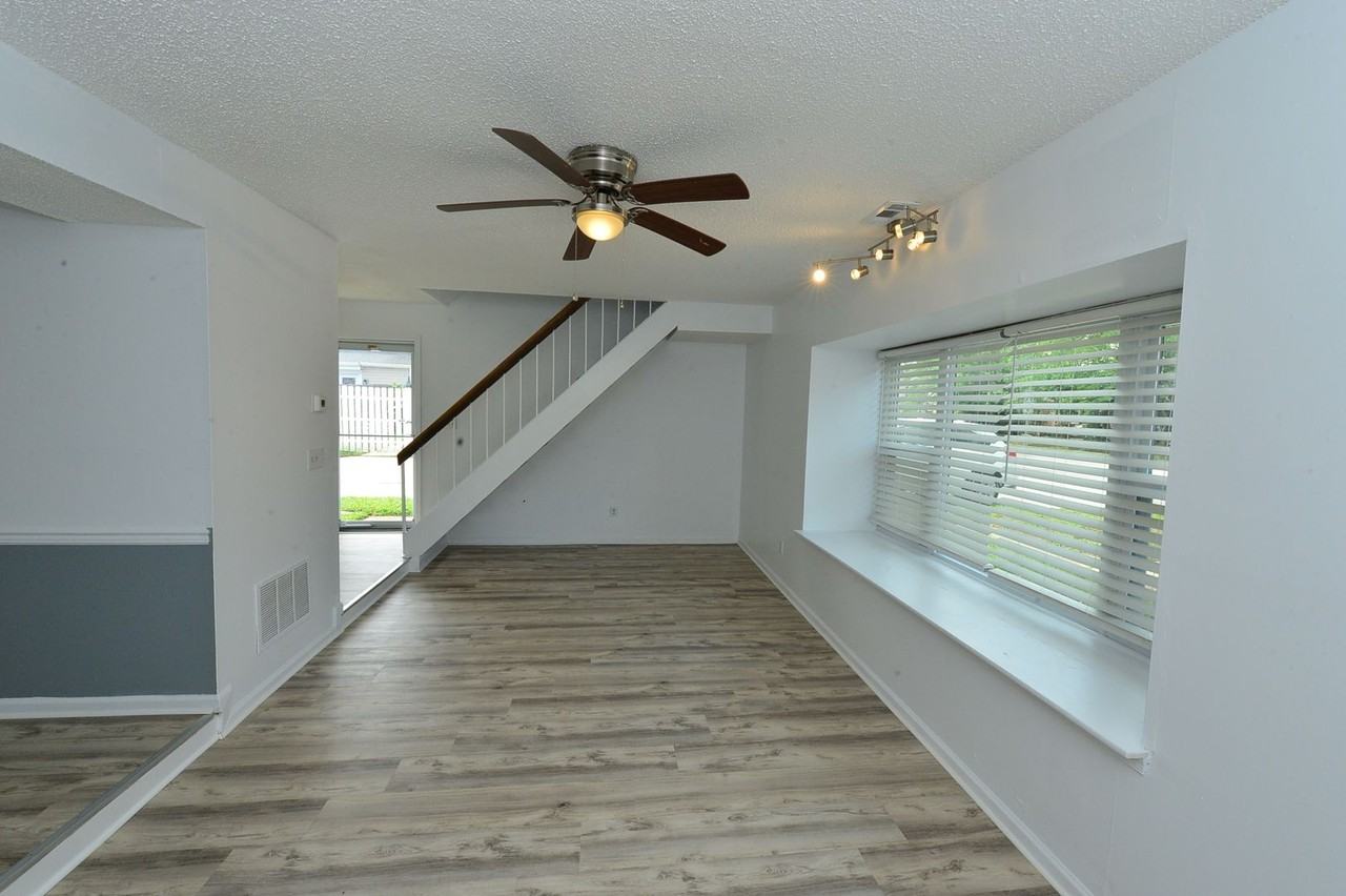 806 Jamestowne Dr - Photo 3 of 21