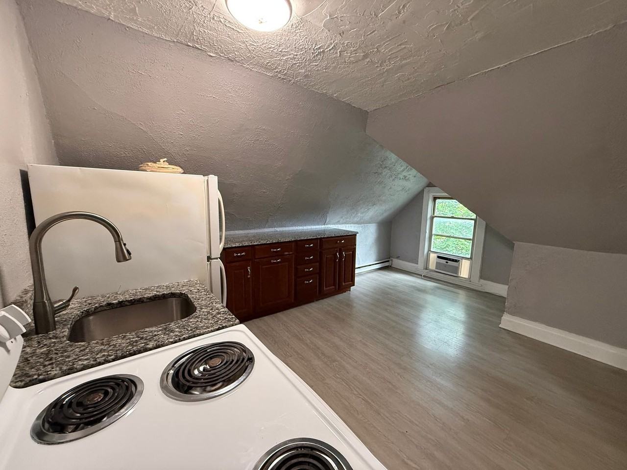 306 Broadway Ave - Photo 4 of 11
