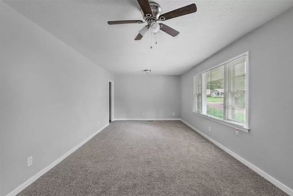 528 Daniel Cir - Photo 4 of 12