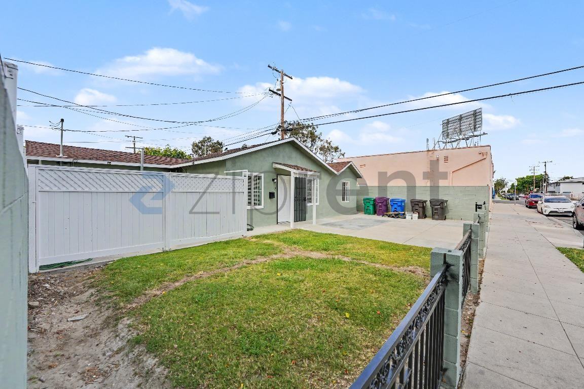 515 E 55th St - Photo 4 of 17