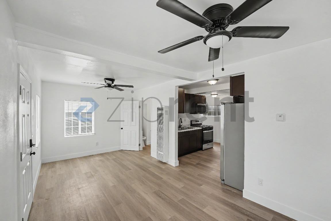 515 E 55th St - Photo 7 of 17