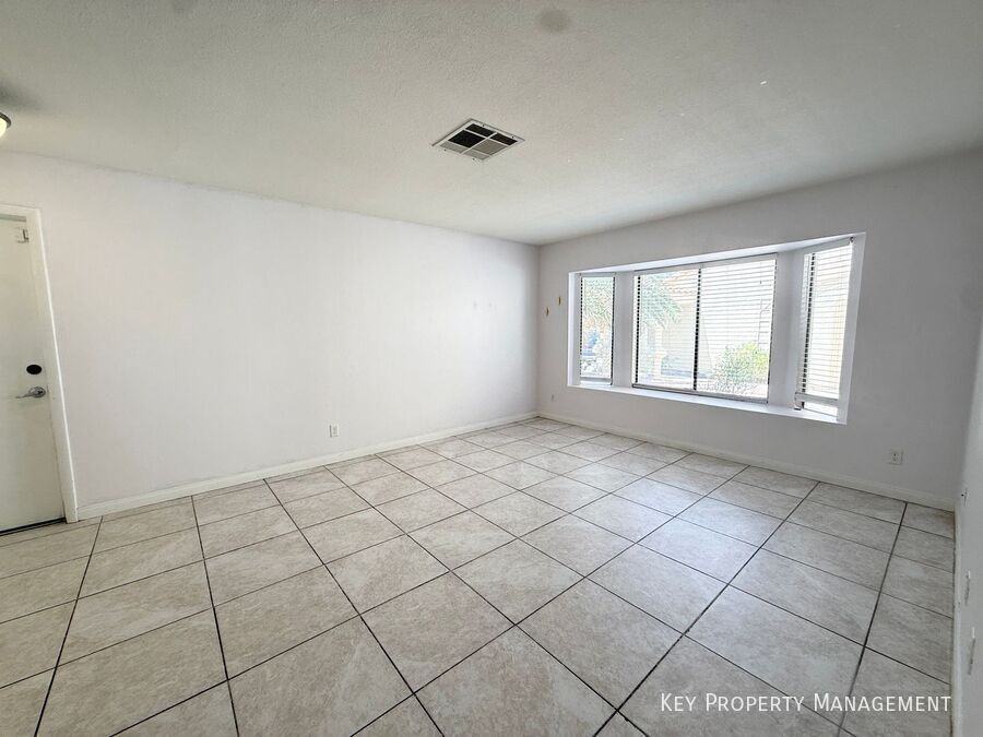2066 Waverly Cir - Photo 3 of 34