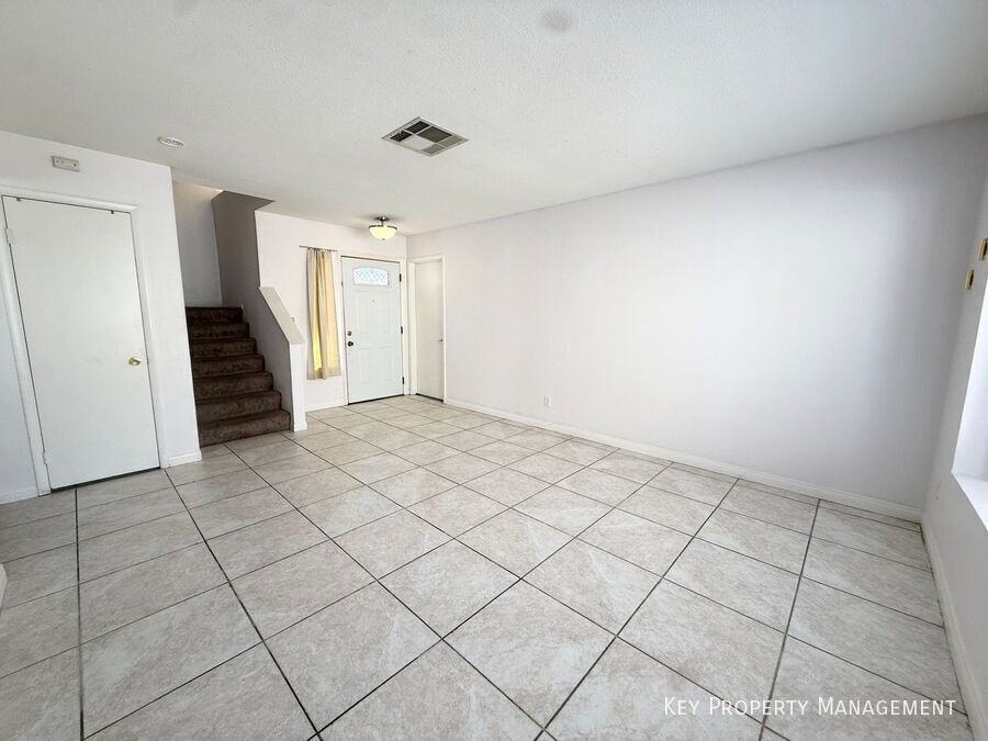 2066 Waverly Cir - Photo 4 of 34