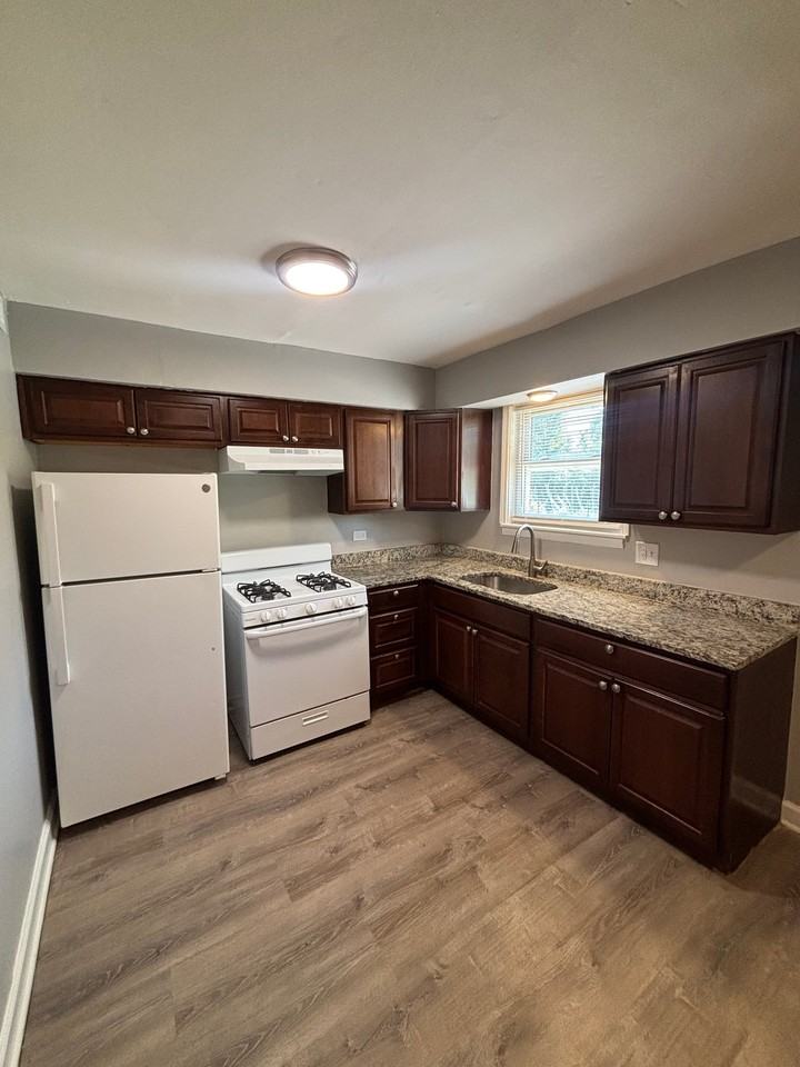 392 Hickory St #2E - Photo 2 of 2