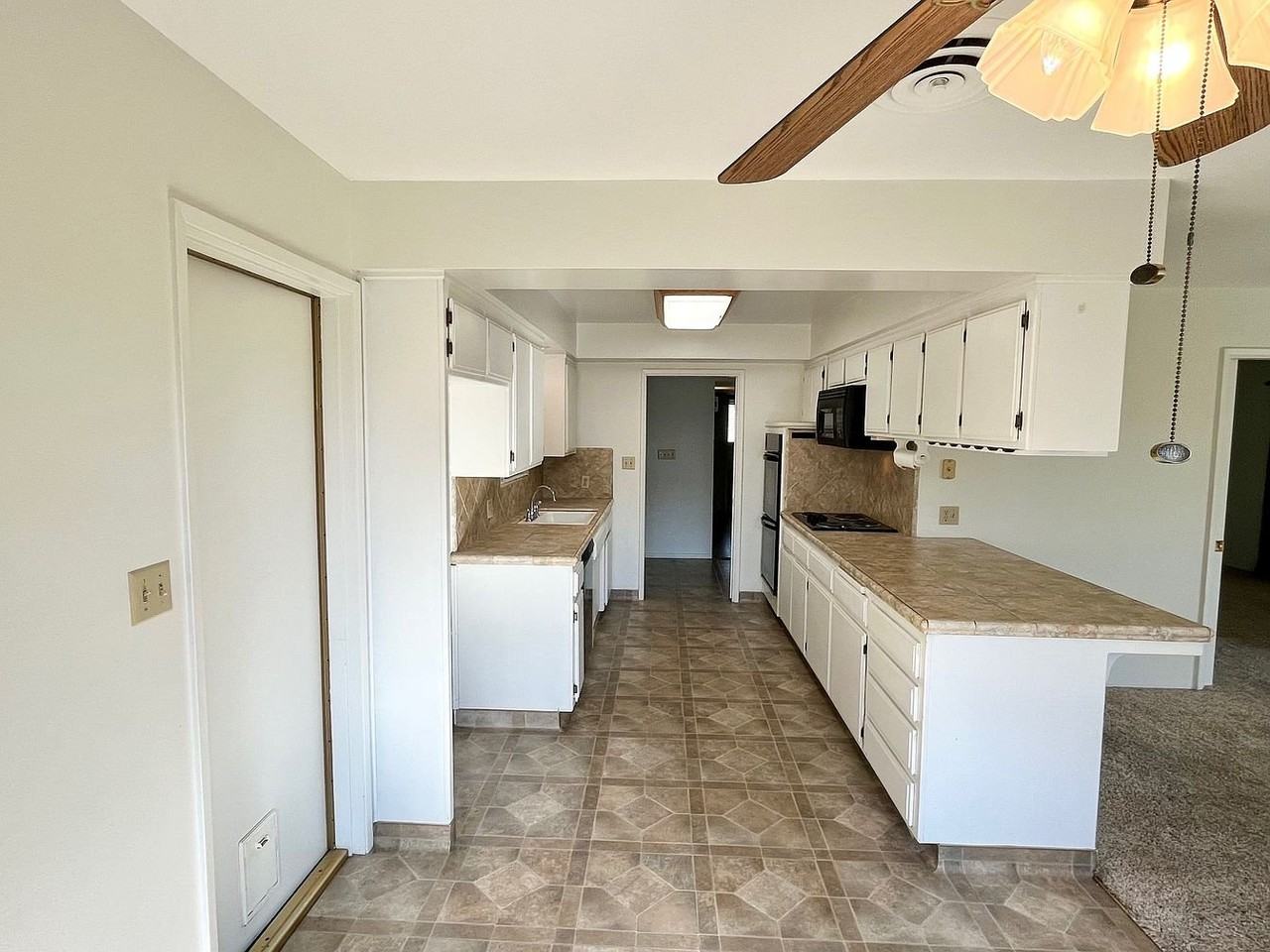 9244 Hemingway Pl - Photo 2 of 8