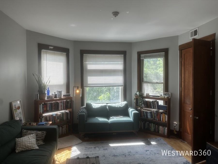 2035 N Sawyer Ave #2 - Photo 4 of 18