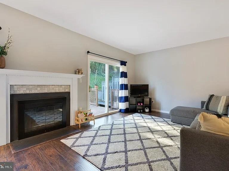 209 Roseman Ct - Photo 2 of 9